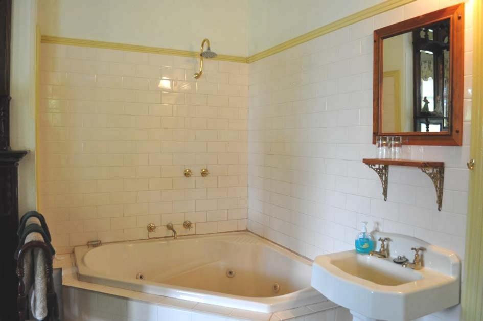 Ormiston House Bed & Breakfast Strahan Bilik gambar